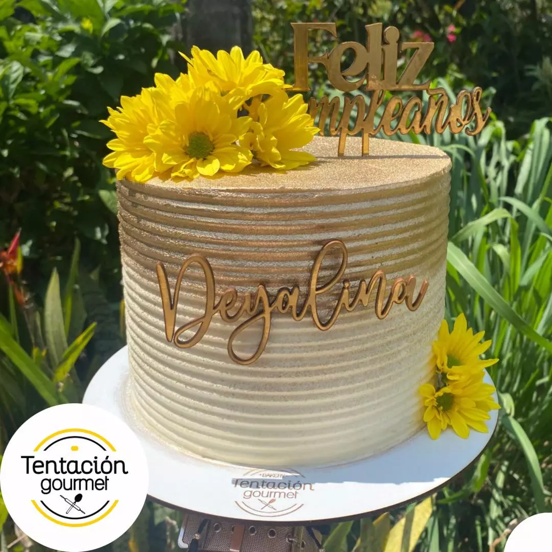 torta envinada decorada en crema de chocolate blanco